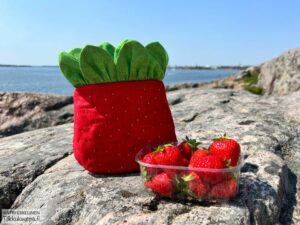 Mansikka-pussukan ompelua Suomenlinnan kallioilla