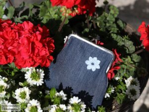 virkatun kukan kiinnittäminen liimalla -ohje. Farkkukukkaron koristelu on helppoa!